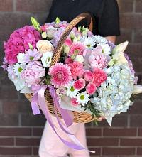 Цветочная композиция из Розы, Хризантемы, Пионы и Лизиантусы в корзине в Чугуевке
