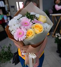 Букет цветов из:  Герберы, Розы и Хризантемы в Чугуевке