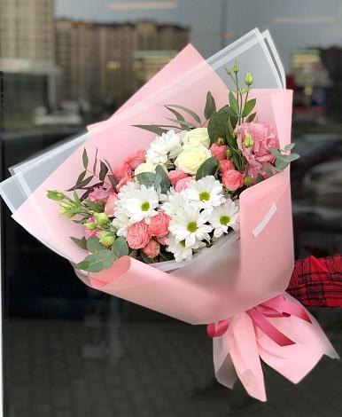 Букет цветов из: Розы, Лизиантусы и Хризантемы в Чугуевке